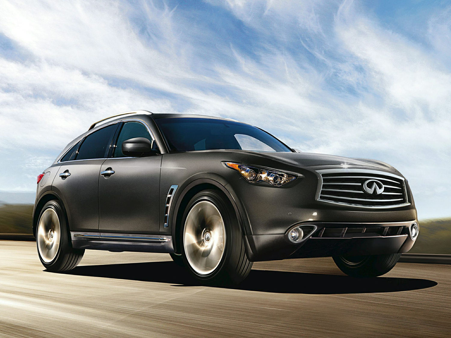 Comparison - Infiniti QX70 Base 2015 - vs - Toyota Land Cruiser 2016